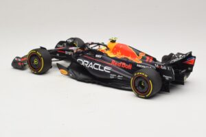 Oracle Red Bull Racing RB19 S. Perez Abu Dhabi GP 2023 Minichamps 1:18 110232311 Смола — снимка 5 от 7