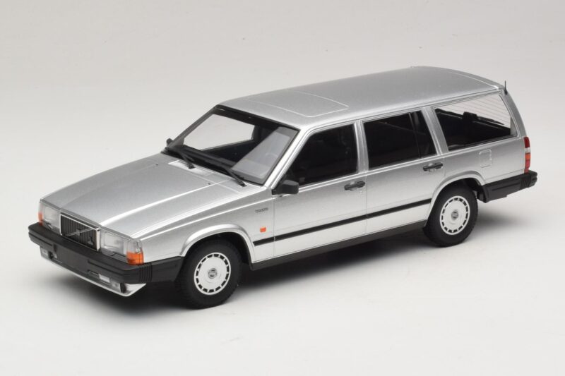 Volvo 740 GL Комби Сребърен Minichamps 1:18 155171770 Метал