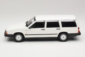 Volvo 740 GL Комби Бял Minichamps 1:18 155171772 Метал — снимка 3 от 6