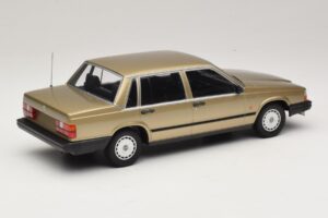 Volvo 740 GL Златен Minichamps 1:18 155171700 Метал — снимка 2 от 6