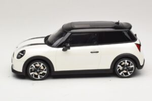 Mini Cooper S F66 Nanuq White Metallic Otto 1:18 OT1245 Смола — снимка 3 от 6