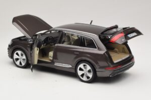 Audi Q7 4M Argus Brown Minichamps 1:18 5011407615 Метал — снимка 5 от 8