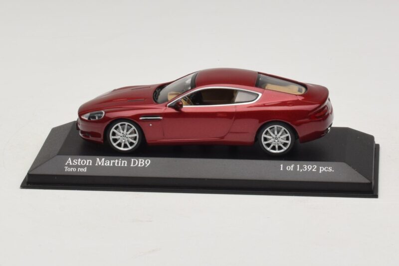 Aston Martin DB9 Червен Металик Minichamps 1:43 Aston Martin DB9 Червен Металик Minichamps 1:43 400137340 Метал