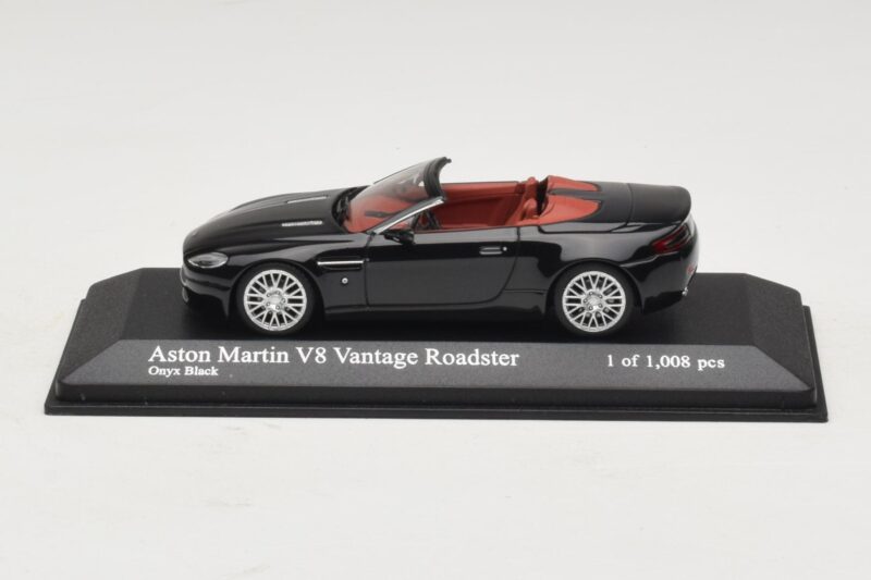 Aston Martin V8 Vantage Roadster Черен Металик Minichamps 1:43 400137431 Метал