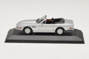 Aston Martin V8 Volante Сребърен Minichamps 1:43 400137601 Метал