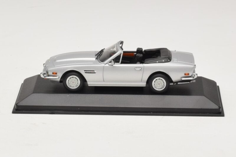 Aston Martin V8 Volante Сребърен Minichamps 1:43 400137601 Метал