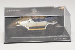 Audi Typ A Phaeton Бял Син Minichamps 1:43 437019032 Метал — снимка 4 от 5