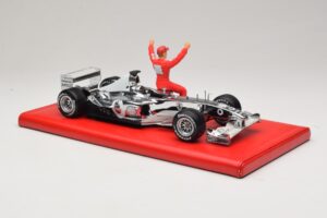 Ferrari F2004 #1 M. Schumacher Six Time World Champion 2004 Хром Сребърен Hot Wheels 1:18 C7332 Метал — снимка 4 от 6