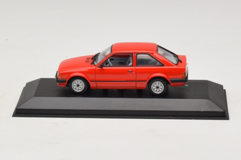 Ford Escort Mk3 3-Врати Червен Minichamps 1:43 400085000 Метал