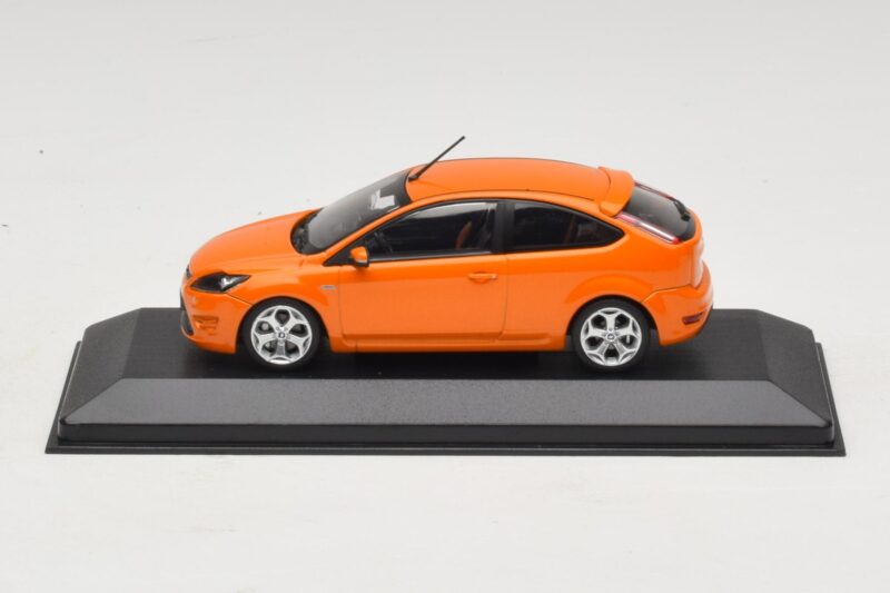 Ford Focus ST Mk2 Electric Orange Minichamps 1:43 400087302 Метал
