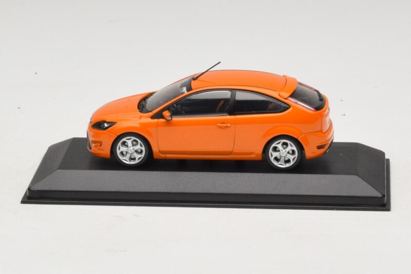 Ford Focus ST Mk2 Electric Orange Резервна Кутия Minichamps 1:43 Ford Focus ST Mk2 Electric Orange Резервна Кутия Minichamps 1:43 400087302-R1 Метал