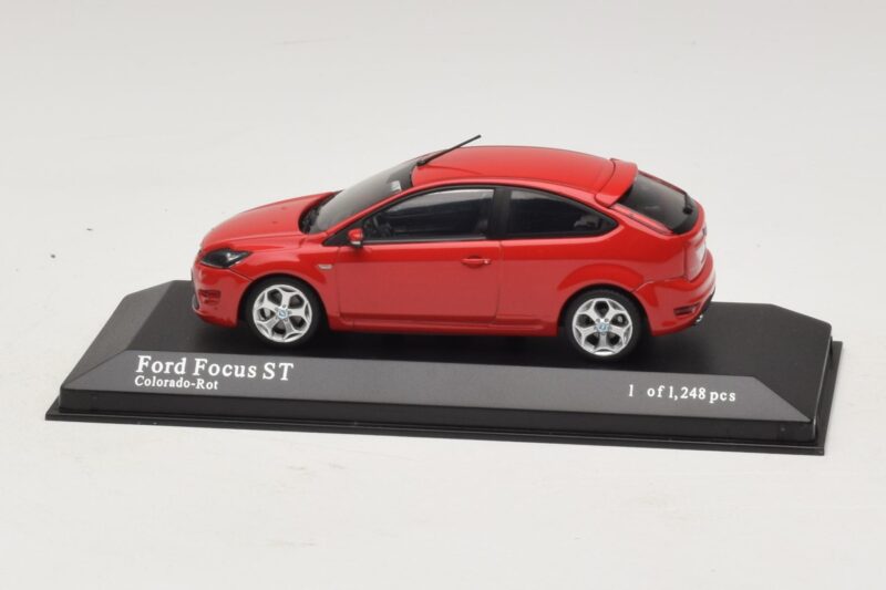 Ford Focus ST Mk2 Червен Minichamps 1:43 400087301 Метал