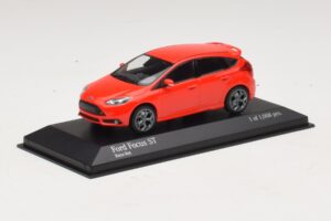 Ford Focus ST Mk3 Червен Minichamps 1:43 410081001 Метал — снимка 2 от 4