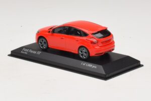 Ford Focus ST Mk3 Червен Minichamps 1:43 410081001 Метал — снимка 3 от 4