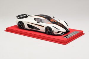 Koenigsegg Regera Бял с Черен Карбон FrontiArt 1:18 REMC043 Смола — снимка 4 от 7