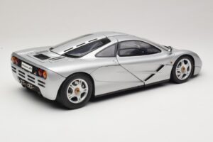 McLaren F1 Сребърен Minichamps 1:12 530133123 Метал — снимка 3 от 8