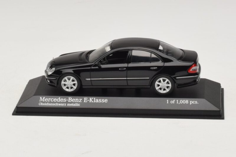 Mercedes E-Class W211 Черен Металик Minichamps 1:43 Mercedes E-Class W211 Черен Металик Minichamps 1:43 400036001 Метал