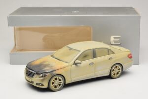 Mercedes E-Class W212 Изгорял Дубай Арт Автомобил Minichamps 1:18 MB008 Метал — снимка 6 от 6
