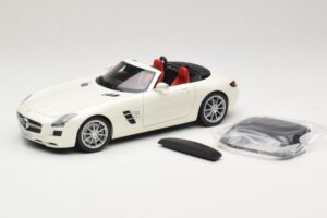 Mercedes SLS AMG Родстер Mystic White II Minichamps 1:18 B66960079 Метал — снимка 2 от 9