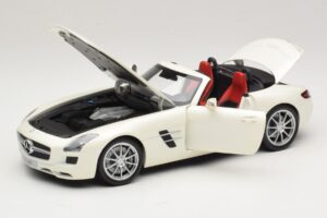Mercedes SLS AMG Родстер Mystic White II Minichamps 1:18 B66960079 Метал — снимка 3 от 9
