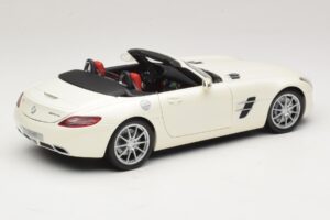 Mercedes SLS AMG Родстер Mystic White II Minichamps 1:18 B66960079 Метал — снимка 4 от 9