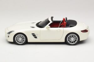 Mercedes SLS AMG Родстер Mystic White II Minichamps 1:18 B66960079 Метал — снимка 5 от 9