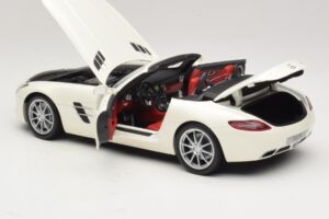 Mercedes SLS AMG Родстер Mystic White II Minichamps 1:18 B66960079 Метал — снимка 6 от 9