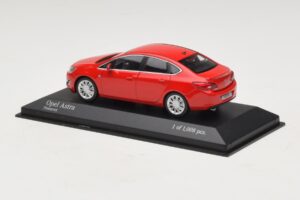 Opel Astra J Червен Minichamps 1:43 410042001 Метал — снимка 3 от 4