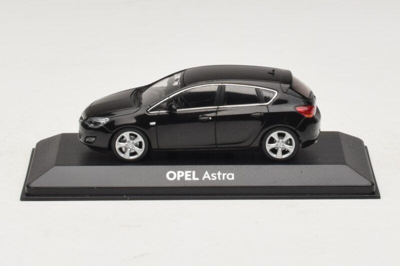 Opel Astra J Черен Minichamps 1:43 ASTRA006 Метал