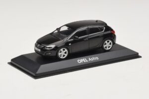 Opel Astra J Черен Minichamps 1:43 ASTRA006 Метал — снимка 2 от 4