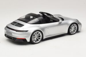 Porsche 911 992 Targa 4 GTS Сребърен Minichamps 1:18 WAP0211460RTRG Метал — снимка 2 от 6