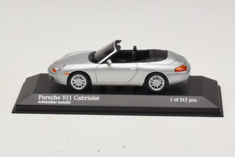 Porsche 911 996 Кабриолет Сребърен Металик Minichamps 1:43 Porsche 911 996 Кабриолет Сребърен Металик Minichamps 1:43 400061091 Метал