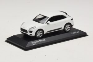 Porsche Macan 95B Бял Minichamps 1:43 410062601 Метал — снимка 2 от 4