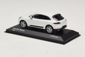 Porsche Macan 95B Бял Minichamps 1:43 410062601 Метал — снимка 3 от 4