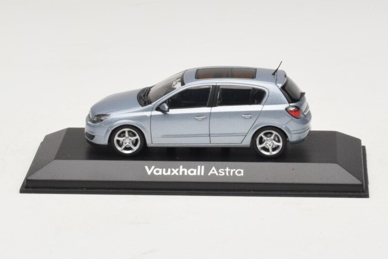 Vauxhall Astra H Sedan Светлосин Метален Minichamps 1:43 ASTRA007 Метал