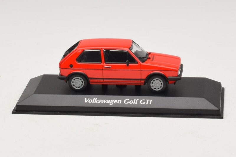 Volkswagen Golf GTI Mk1 Червен Maxichamps 1:43 940055170 Метал