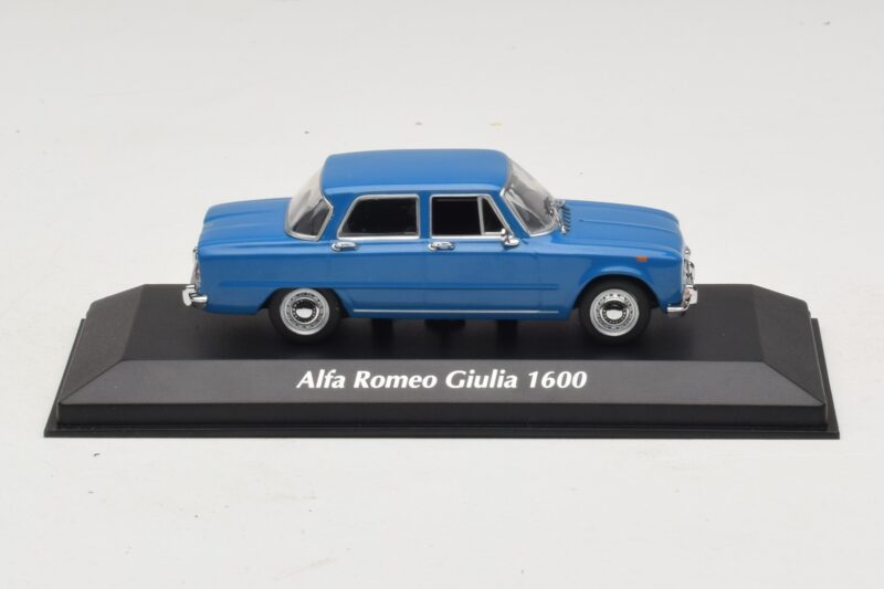Alfa Romeo Giulia 1600 Син Maxichamps 1:43 940120900 Метал