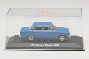 Alfa Romeo Giulia 1600 Син Maxichamps 1:43 940120900 Метал — снимка 4 от 5