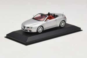 Alfa Romeo Giulia Spider Сребърен Minichamps 1:43 400120731 Метал — снимка 2 от 5