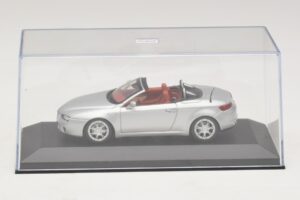 Alfa Romeo Giulia Spider Сребърен Minichamps 1:43 400120731 Метал — снимка 4 от 5