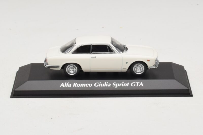 Alfa Romeo Giulia Sprint GTA Бял Maxichamps 1:43 940120441 Метал