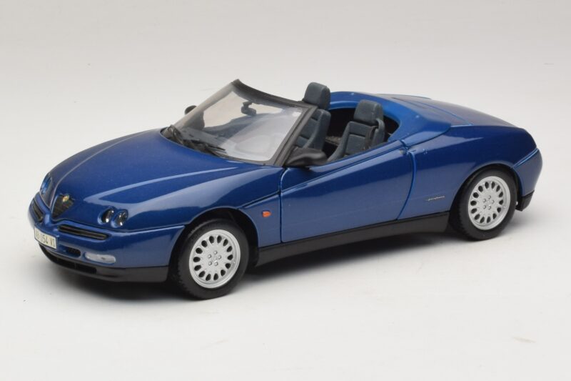 Alfa Romeo Spider 916 Син Maisto 1:18 31831 Метал