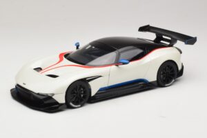 Aston Martin Vulcan Stratus White Със Сини и Червени Ивици AUTOart 1:18 70261 Композит