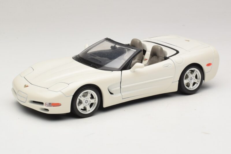 Chevrolet Corvette C5 Кабриолет Бял Bburago 1:18 3076-P1 Метал