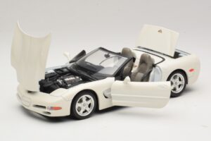 Chevrolet Corvette C5 Кабриолет Бял Bburago 1:18 3076-P1 Метал — снимка 2 от 8
