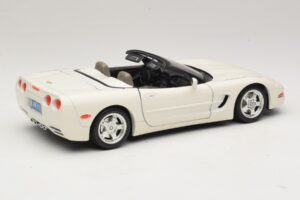 Chevrolet Corvette C5 Кабриолет Бял Bburago 1:18 3076-P1 Метал — снимка 3 от 8