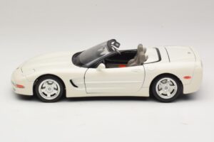 Chevrolet Corvette C5 Кабриолет Бял Bburago 1:18 3076-P1 Метал — снимка 4 от 8