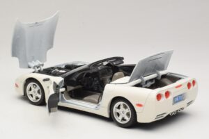 Chevrolet Corvette C5 Кабриолет Бял Bburago 1:18 3076-P1 Метал — снимка 5 от 8