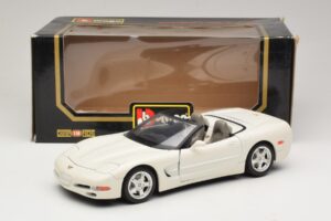 Chevrolet Corvette C5 Кабриолет Бял Bburago 1:18 3076-P1 Метал — снимка 8 от 8