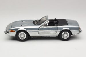 Ferrari 365 GTS Chrome Silver Hot Wheels 1:18 25738 Метал — снимка 4 от 8